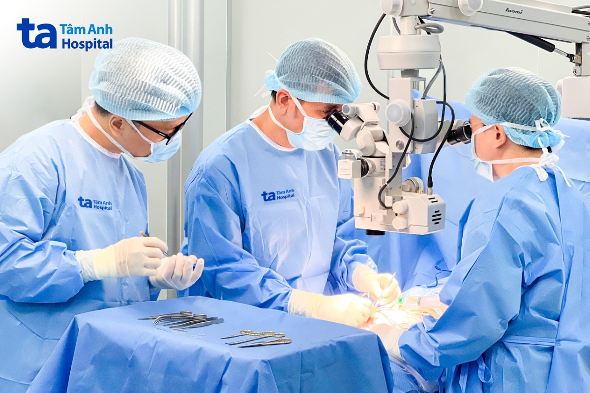 Bác sĩ Khoa (giữa) phẫu thuật “2 trong 1” nối ống dẫn tinh và tìm tinh trùng cho người bệnh