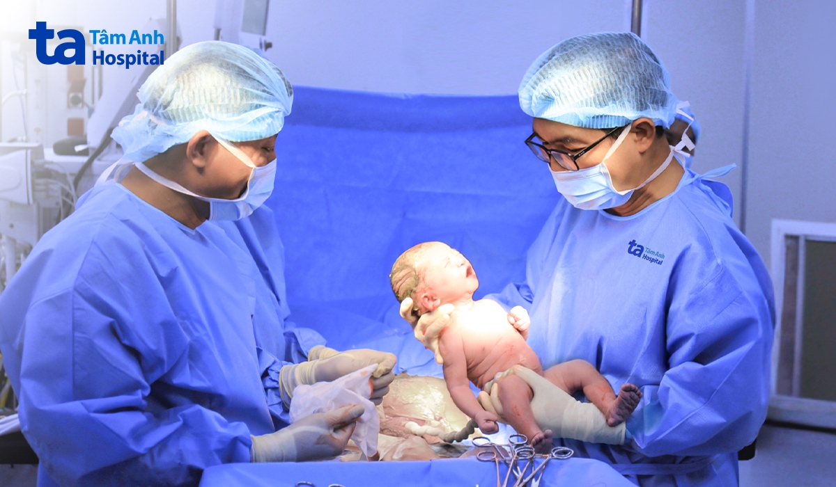 ThS.BS.CKII Lê Thanh Hùng mổ cho chị Nương ngày 1/4