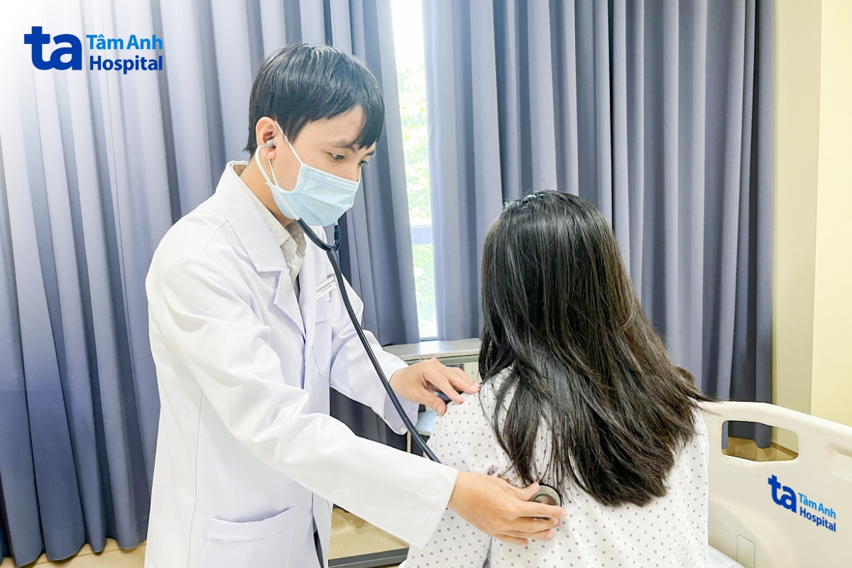 Bác sĩ Luân khám cho bệnh nhân trước lúc xuất viện
