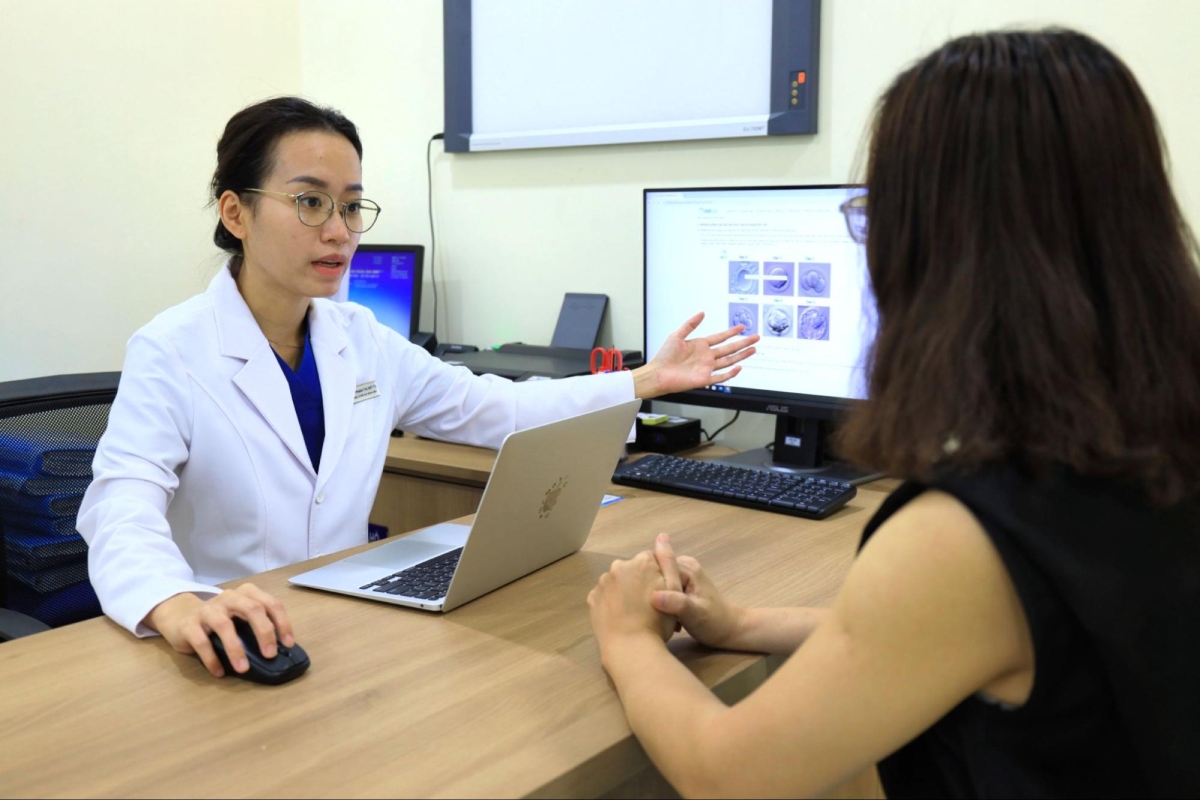 BS Phạm Thị Mỹ Tú tư vấn phôi cho chị Thắm