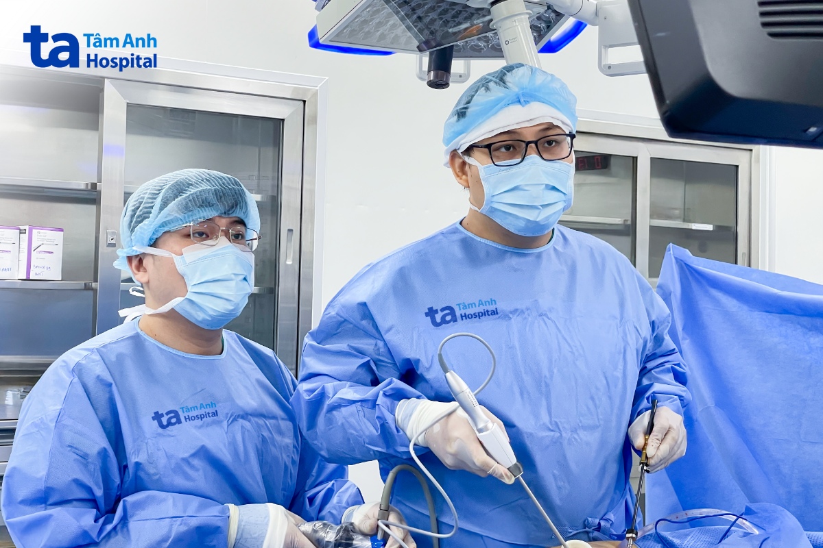 Bác sĩ Nghĩa (bên phải) cùng êkíp phẫu thuật nội soi lấy mẫu sinh thiết cho người bệnh