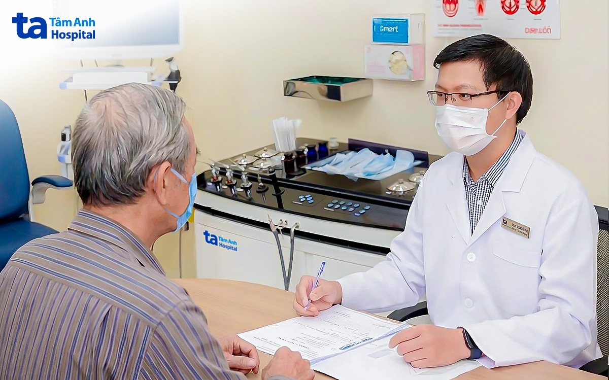 BS Phát khám cho ông Lĩnh