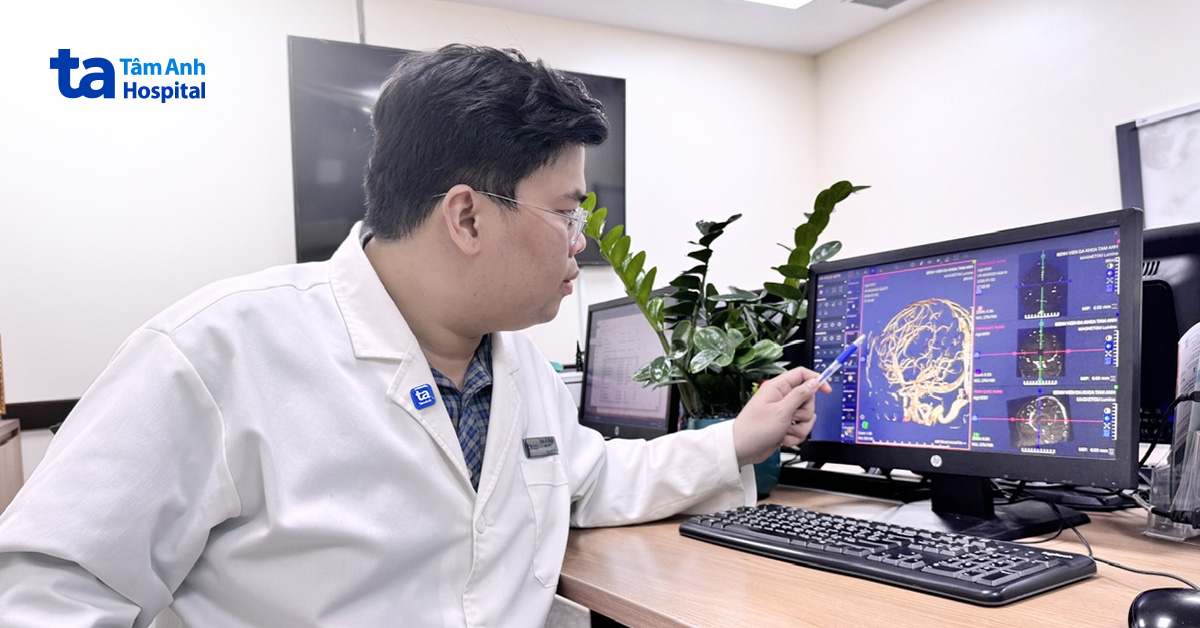bs sơn đang phân tích tình trạng dị dạng mạch máu của bệnh nhi