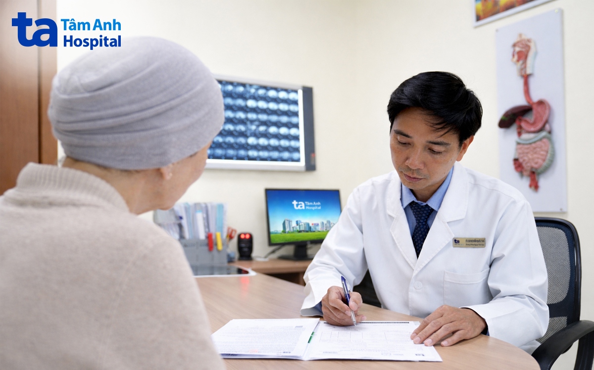 bác sĩ Thái thăm khám cho bệnh nhân
