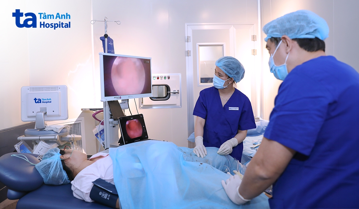 Bác sĩ thực hiện nội soi buồng tử cung cho bệnh nhân tìm nguyên nhân vô sinh