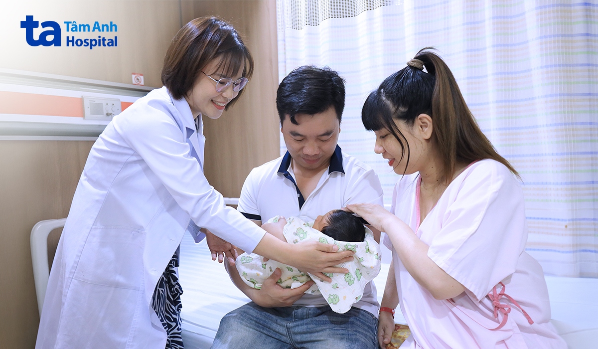 ThS.BS Nguyễn Thị Thủy, IVF Tâm Anh TP.HCM, thăm mẹ con chị Hơn sau 3 ngày sinh