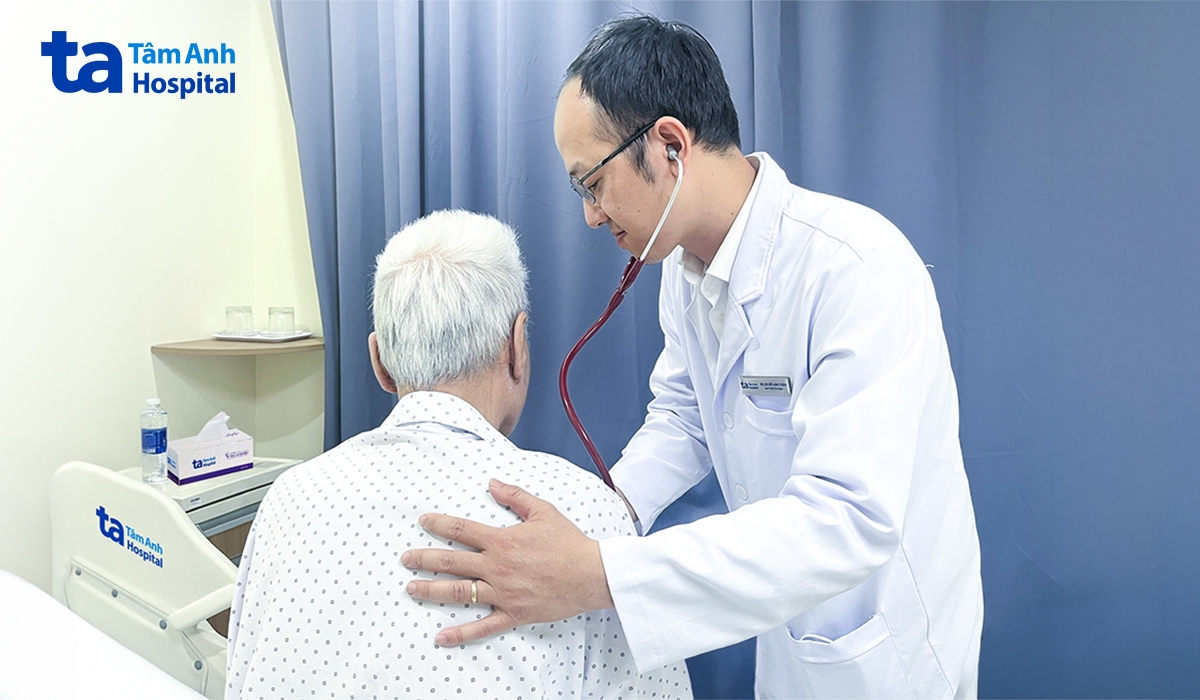 Bác sĩ Tuấn khám cho bệnh nhân trước lúc xuất viện