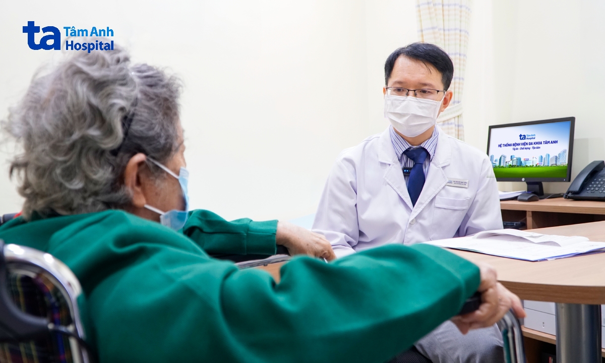 Bác sĩ Tuấn tư vấn cho bệnh nhân tại Bệnh viện Đa khoa Tâm Anh TP.HCM (Cơ sở P.Tân Hưng – Quận 7 cũ)