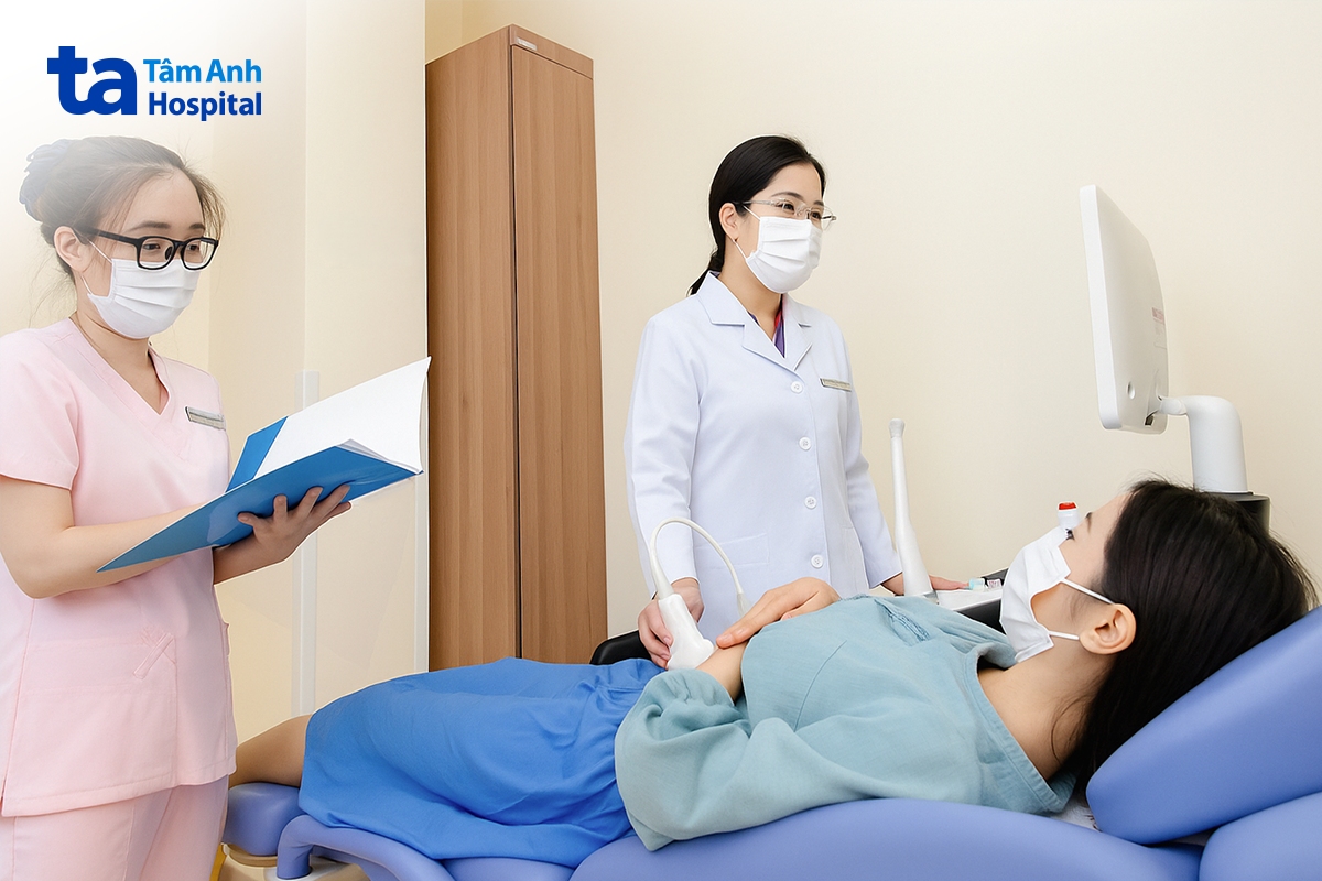 Bác sĩ Vân Anh siêu âm cho một người bệnh