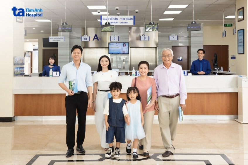 cả nhà khám sức khỏe
