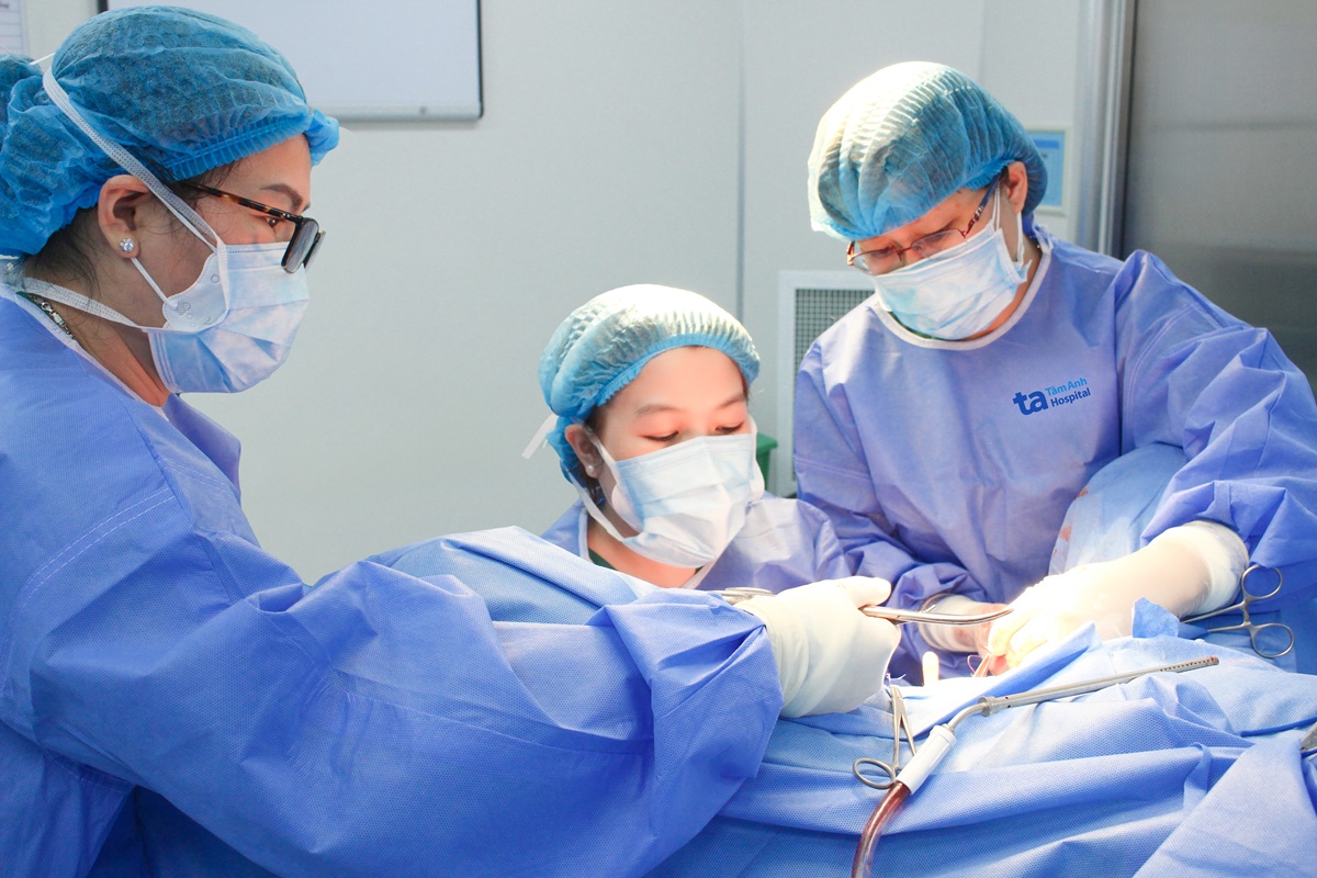 Bác sĩ Tâm cùng êkíp chuẩn bị nội soi qua ngả âm đạo cắt polyp cho người bệnh.