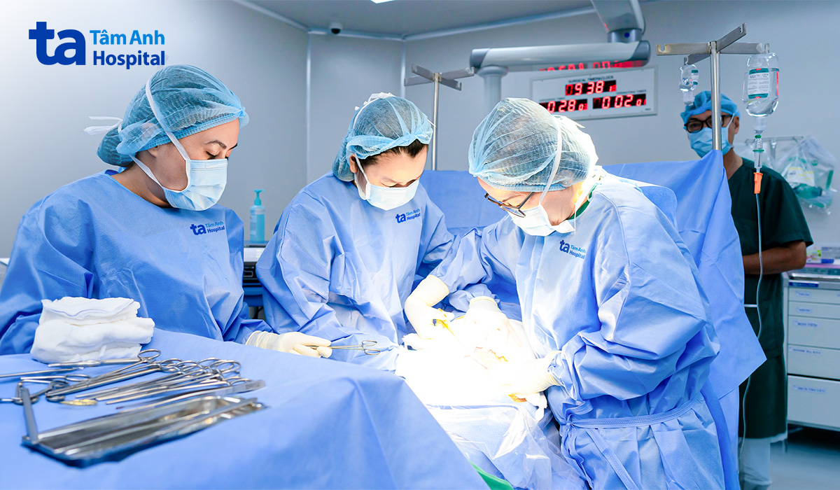 Bác sĩ Quý Khoa (ngoài cùng bên phải) cùng êkíp phẫu thuật cắt tử cung cho bệnh nhân. Ảnh: Bệnh viện Đa khoa Tâm Anh