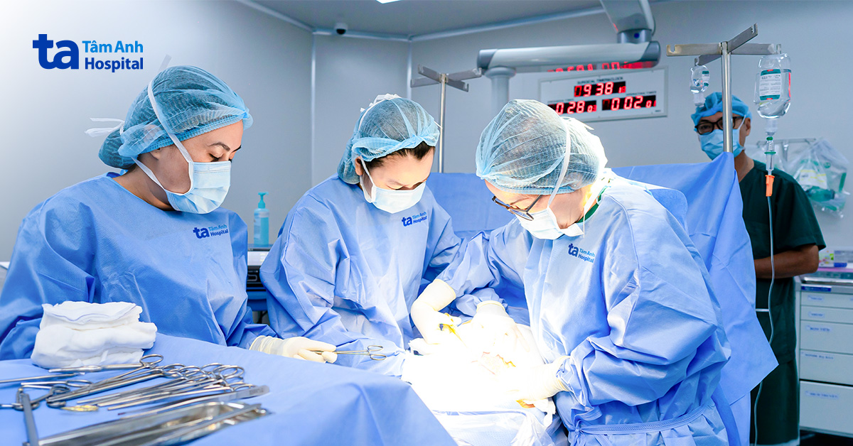 Cắt tử cung cho người phụ nữ ba lần mổ tim