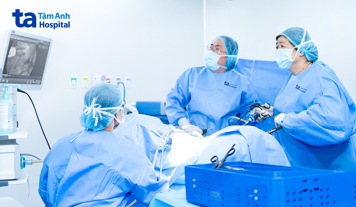 BS Mỹ Nhi (thứ 2 từ phải qua) cùng ê kíp phẫu thuật nội soi cắt tử cung điều trị ung thư cho My. Ảnh: Bệnh viện Đa khoa Tâm Anh.