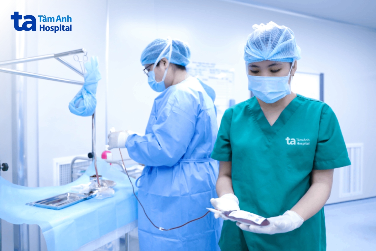 Nhân viên Ngân hàng Mô, Bệnh viện Đa khoa Tâm Anh TP.HCM đang thu thập máu và mô cuống rốn