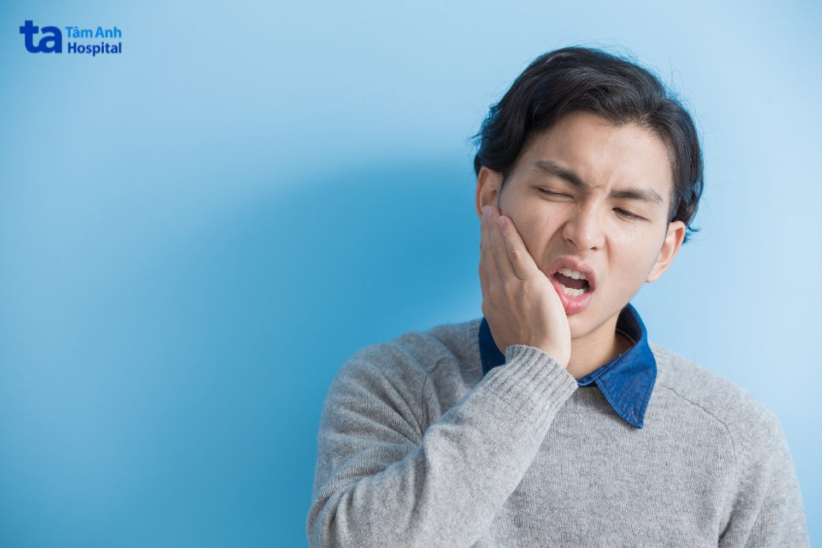 chàng trai trẻ bị đau răng