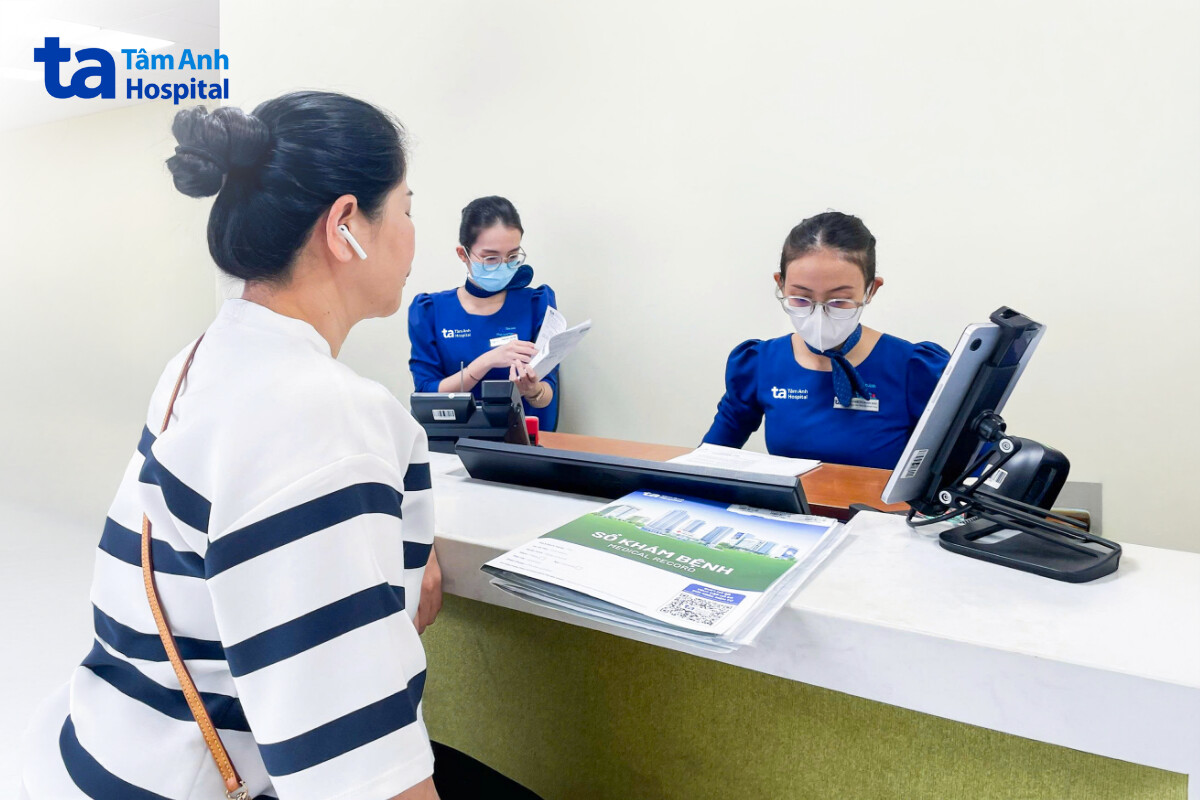 chị hương lấy thuốc sau khi khám