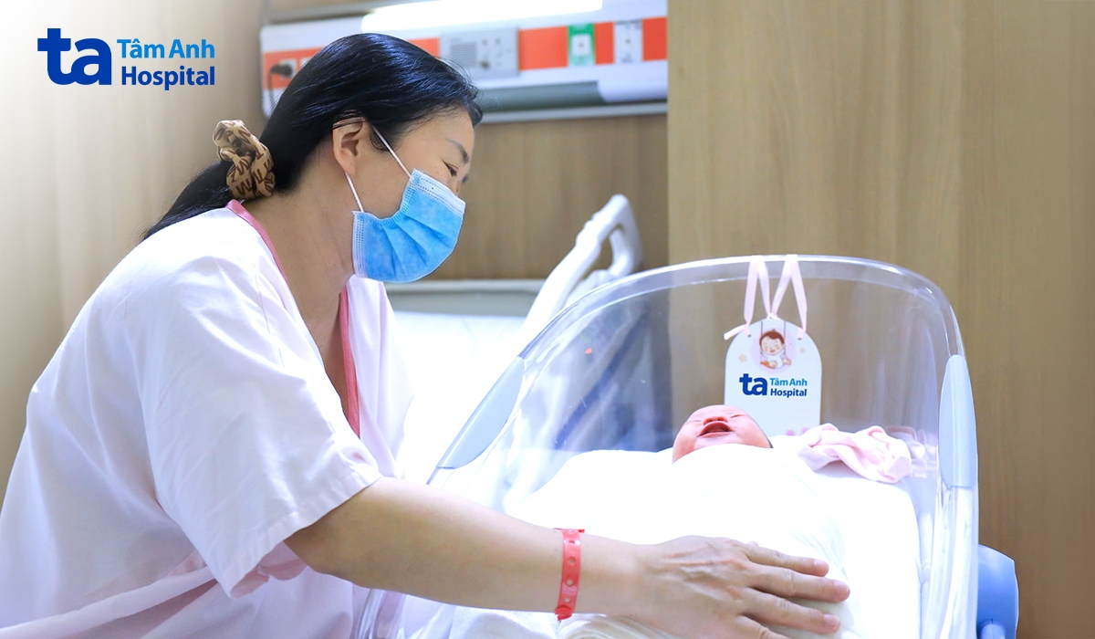 Chị Mai hạnh phúc đón con gái đầu lòng ở tuổi 47