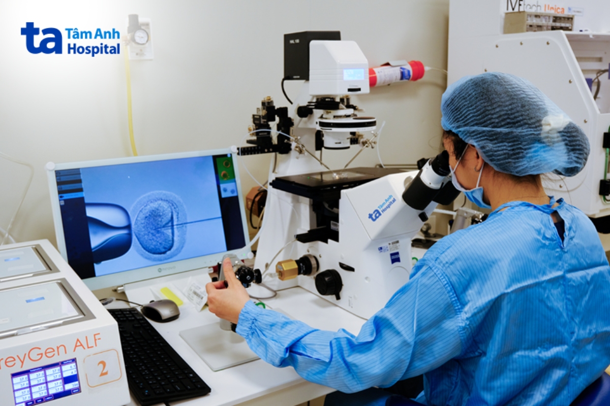 Chuyên viên phôi học IVF Tâm Anh đang thực hiện tiêm tinh trùng vào bào tương noãn để tạo phôi
