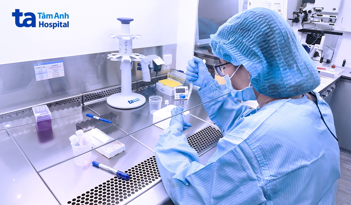 Chuyên viên phôi học lọc rửa tinh trùng cho anh Vũ