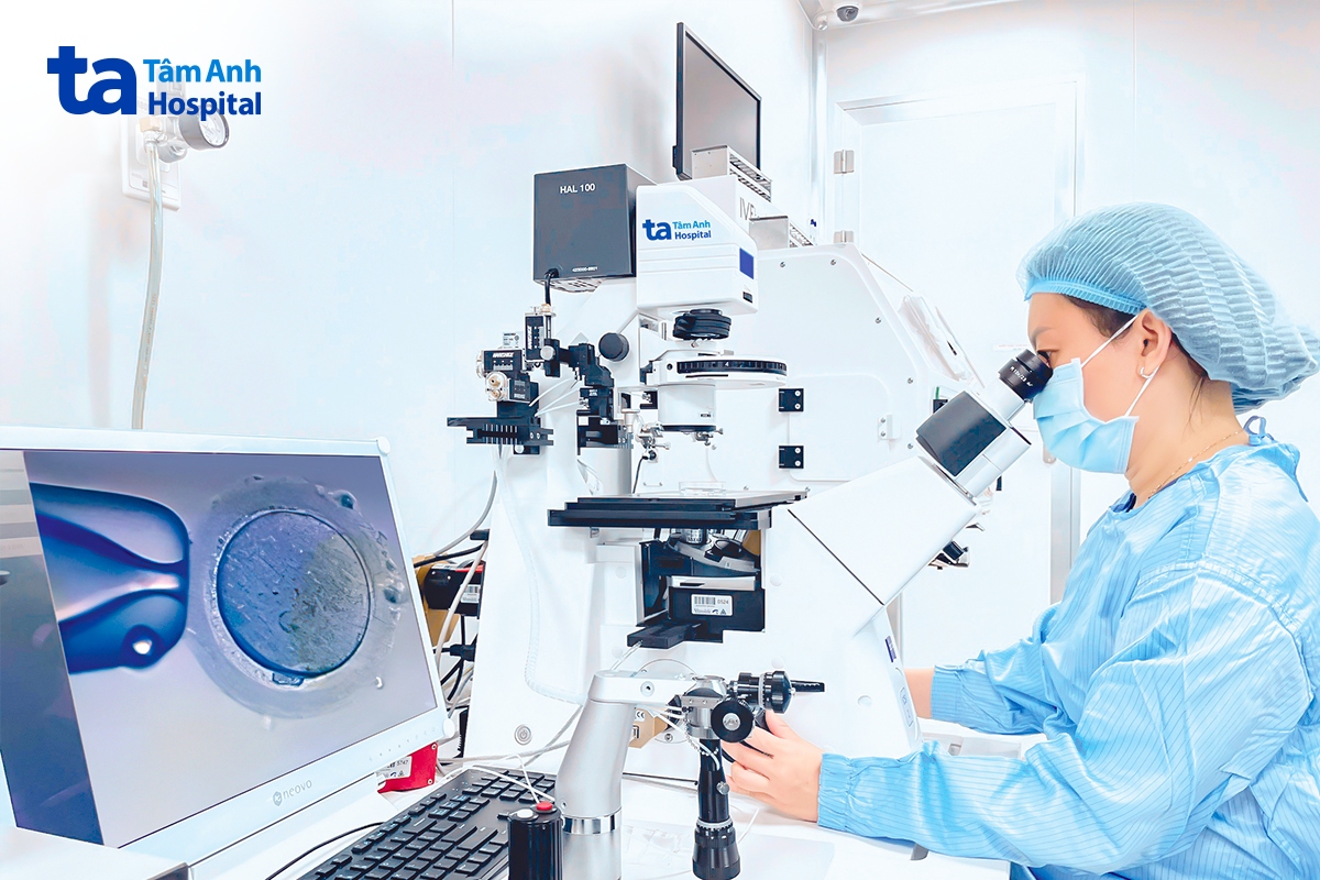 Chuyên viên phôi học tiêm tinh trùng vào bào tương trứng (ICSI) trước khi nuôi cấy phôi trong phòng lab ISO 5
