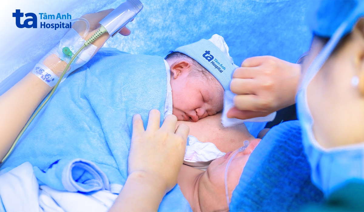 Con trai chị Nương được da kề da với mẹ ngay khi chào đời