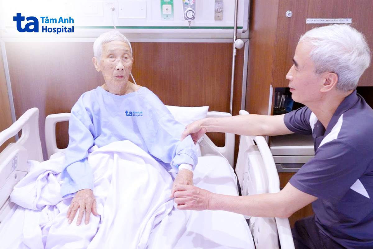 Cụ bà 103 tuổi điều trị gãy xương đùi tại bệnh viện