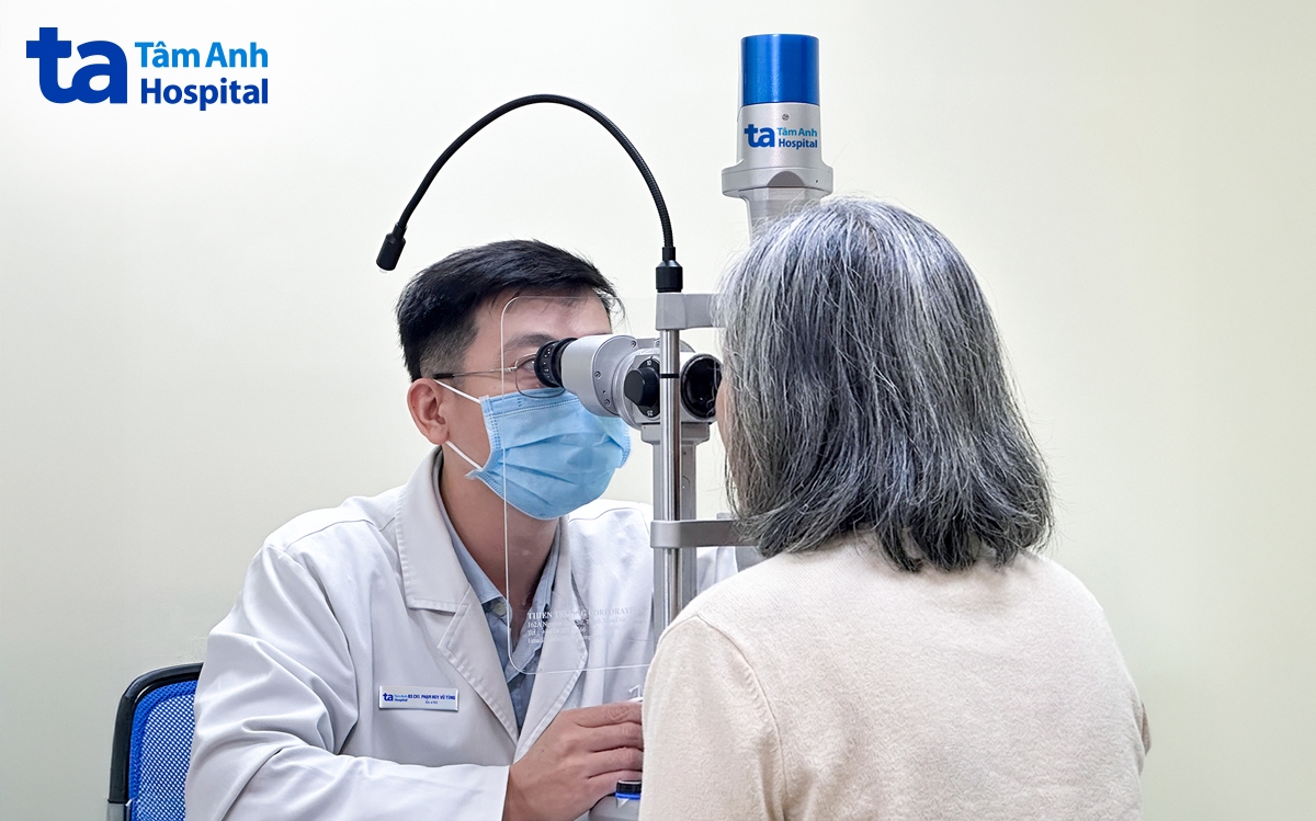 Bác sĩ Tùng khám mắt cho bà Nga. Ảnh: Bệnh viện đa khoa Tâm Anh