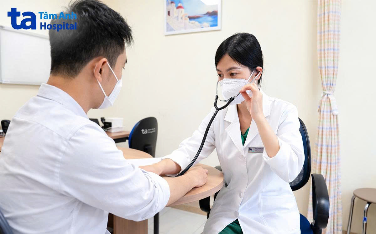 đau bụng sau ăn hải sản