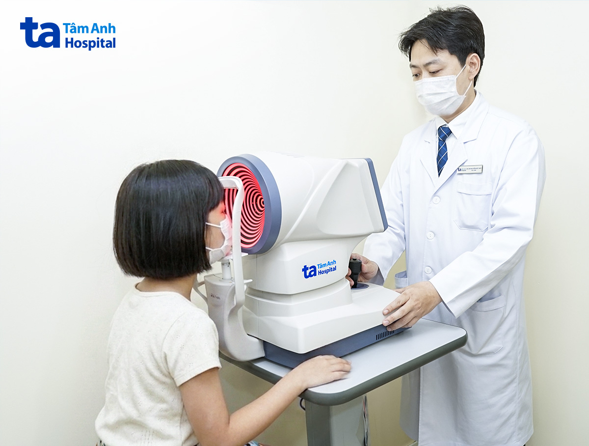 Bác sĩ Huy kiểm tra mắt cho Minh Anh. Ảnh: Bệnh viện Đa khoa Tâm Anh