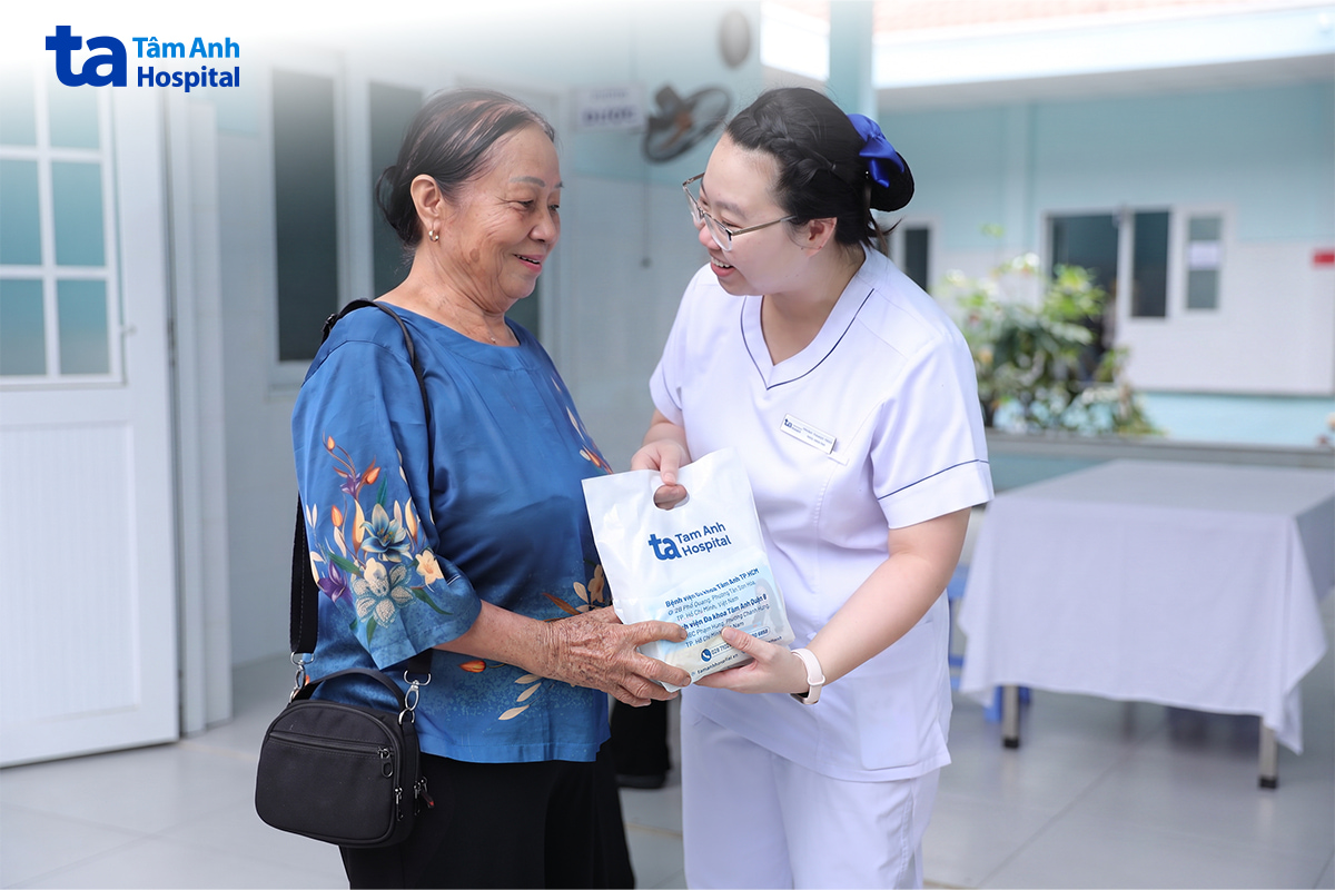 Điều dưỡng BVĐK Tâm Anh TP.HCM trao quà và gửi lời thăm hỏi đến người dân tham gia khám sức khỏe cộng đồng