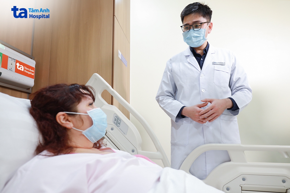 ThS.BS Nguyễn Minh Thuận, Trung tâm Sản Phụ khoa khám và tư vấn cho nữ du khách sau phẫu thuật. Ảnh: Bệnh viện Đa khoa Tâm Anh