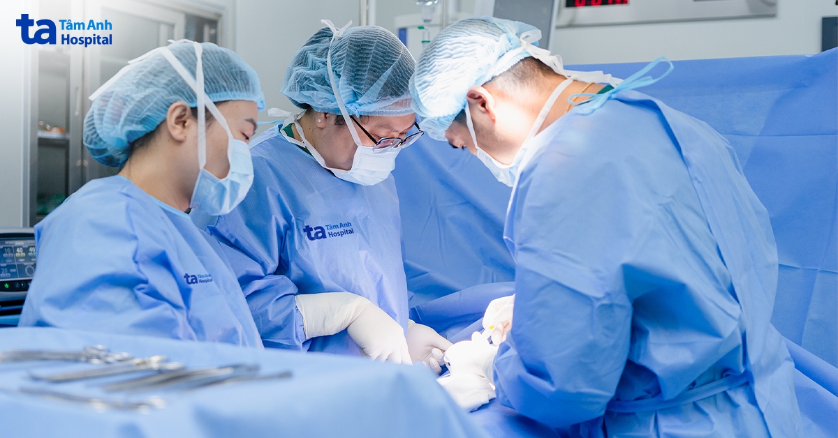 Du khách Nga nguy kịch vì khối u buồng trứng 4 kg bị xoắn