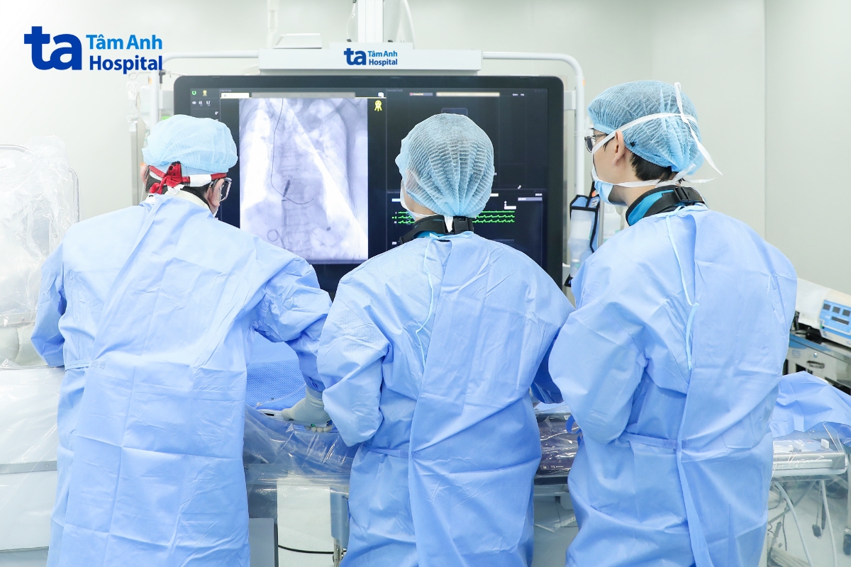 Êkíp bác sĩ Trung tâm Tim mạch Can thiệp đặt máy tạo nhịp không dây cho bệnh nhân