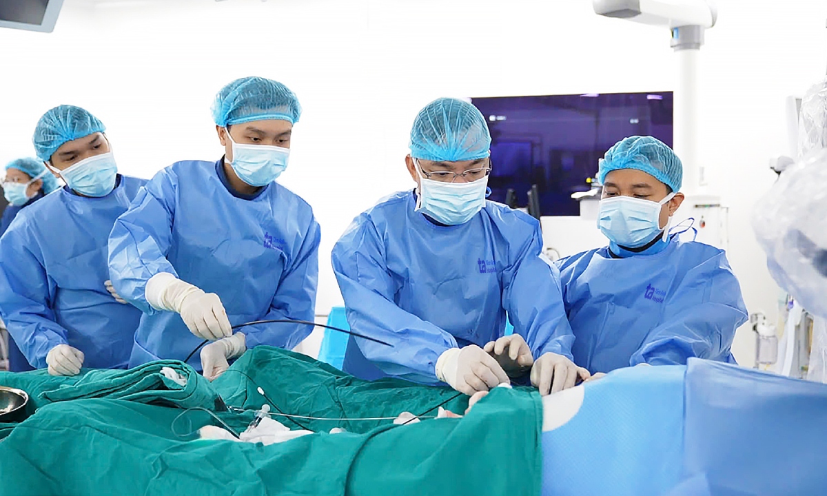 Êkíp can thiệp đặt stent cho anh Ngọc