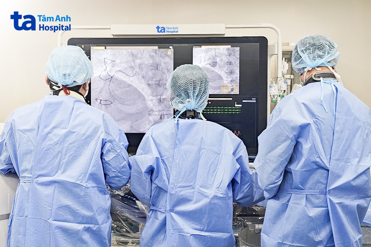 Êkíp đặt stent thế hệ mới nhất cho bệnh nhân