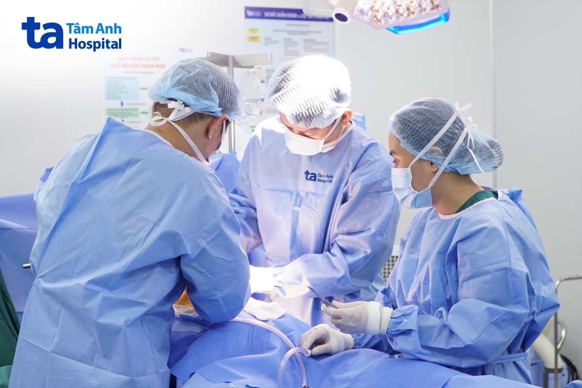 Êkíp Ngoại Tim mạch phẫu thuật cho người bệnh