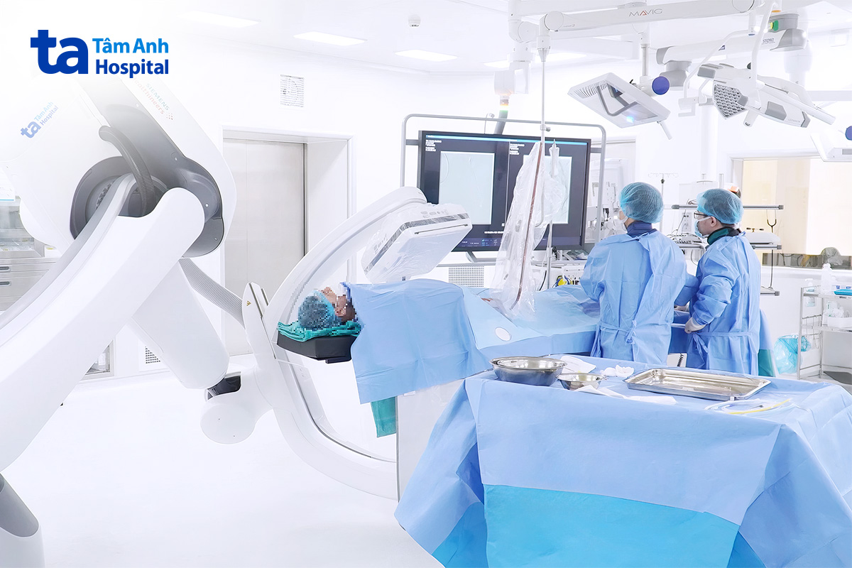 ekip nút mạch cho bà trang