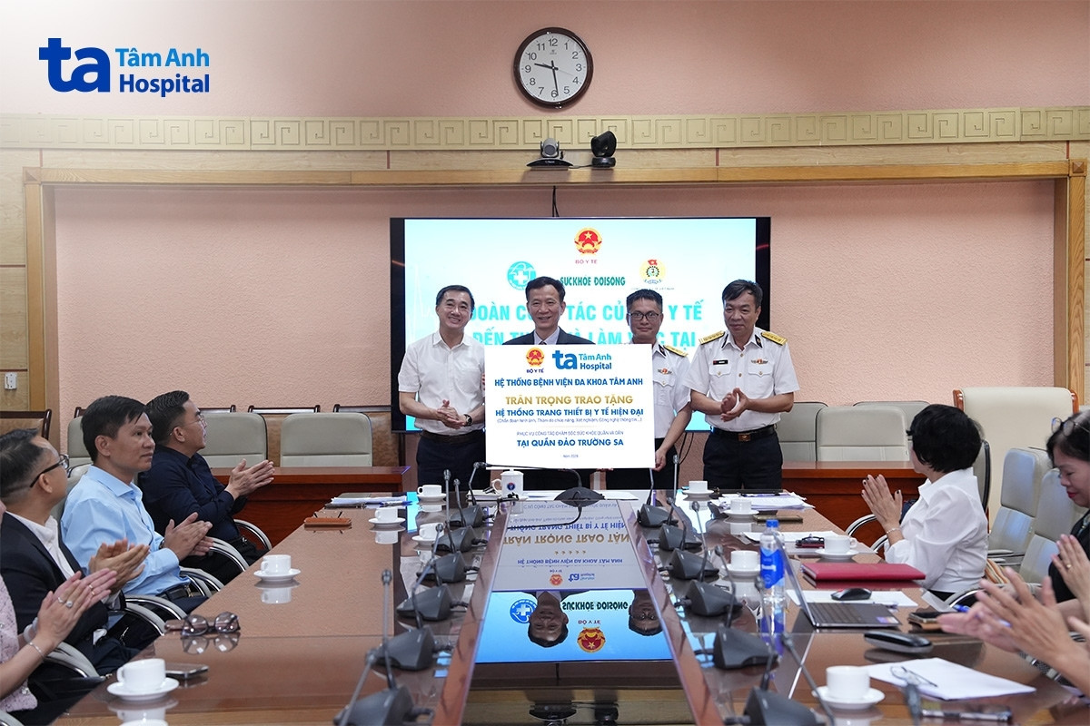 Giám đốc BVĐK Tâm Anh đại diện trao tặng hệ thống trang thiết bị y tế tới Quân chủng Hải quân