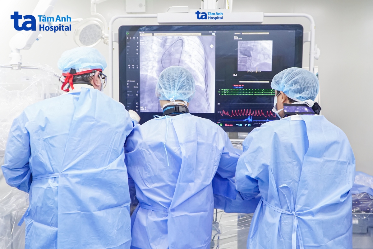 Giáo sư Nhân (ngoài cùng bên trái) cùng êkíp thay van động mạch chủ qua ống thông cho bệnh nhân