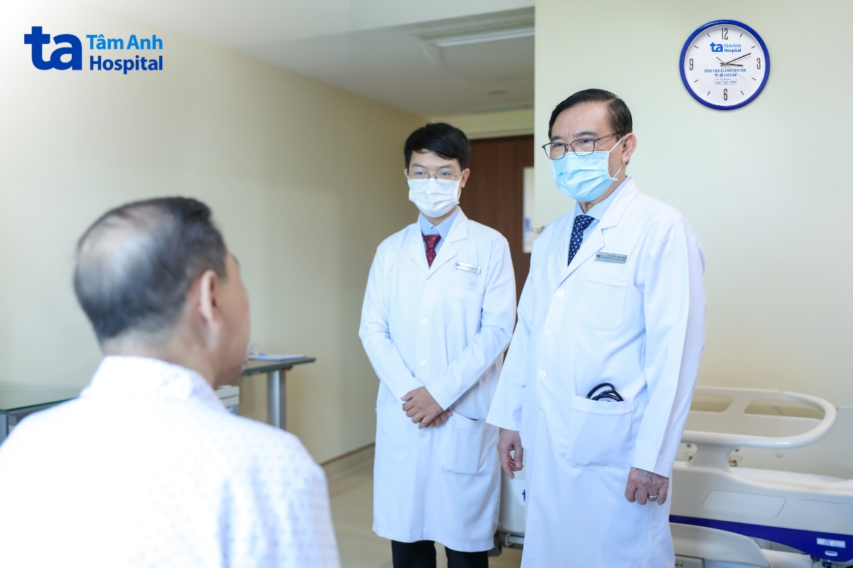 Giáo sư Nhân (ngoài cùng bên phải) hướng dẫn bệnh nhân chế độ sinh hoạt hợp lý sau khi can thiệp đặt stent