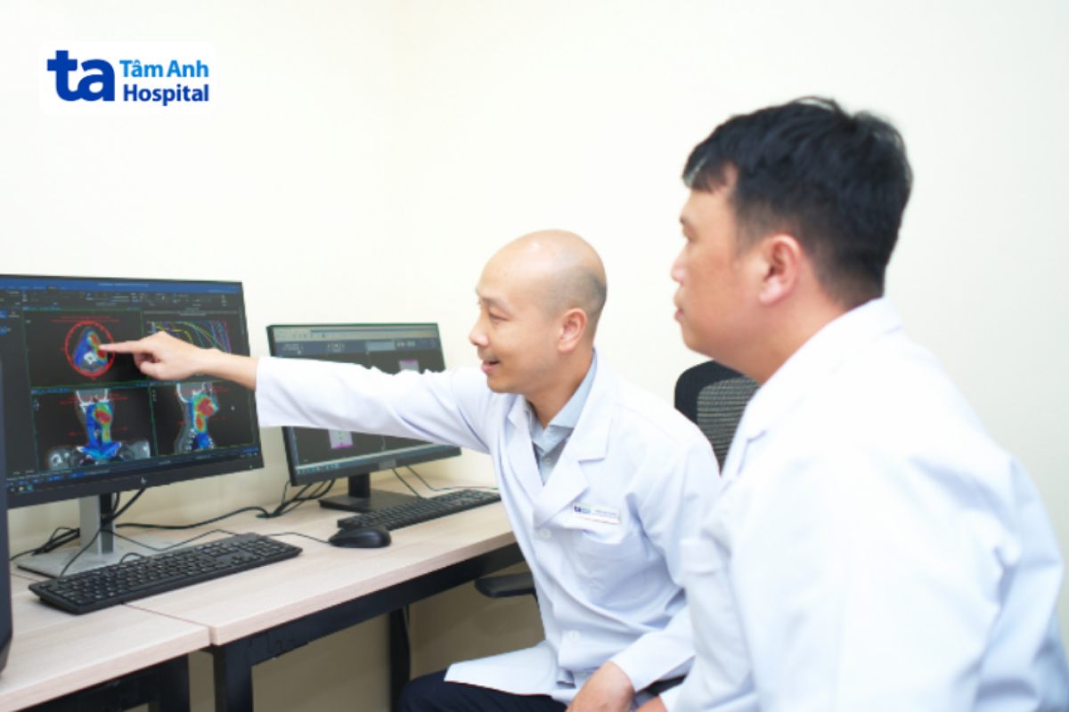 hai bác sĩ xem bệnh án