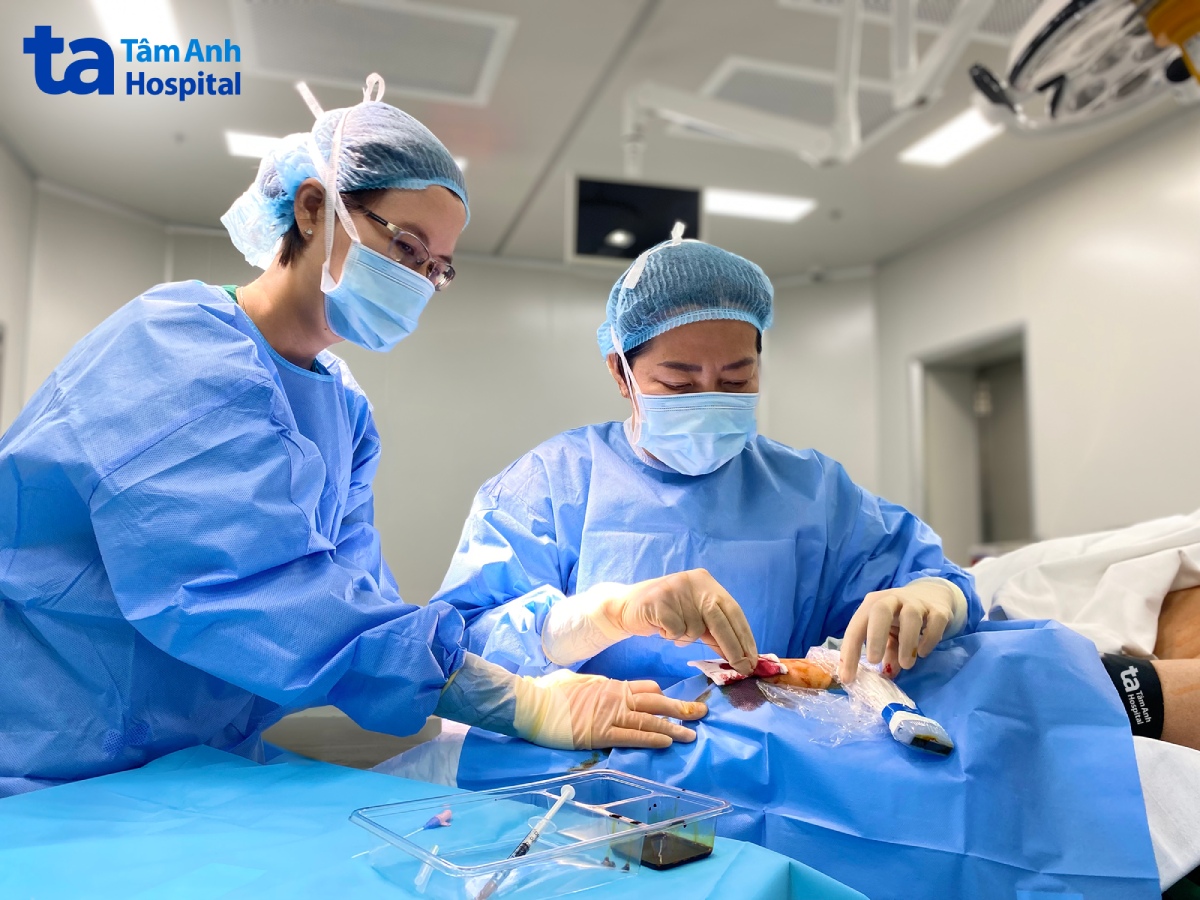 Thương những bệnh nhân phải dùng Morphin, bác sĩ Hồ Thị Xuân Nga (bên phải) quyết tâm nghiên cứu kỹ thuật gây tê giảm đau tối ưu, với kỳ vọng khắc phục nhược điểm của những phương pháp cũ