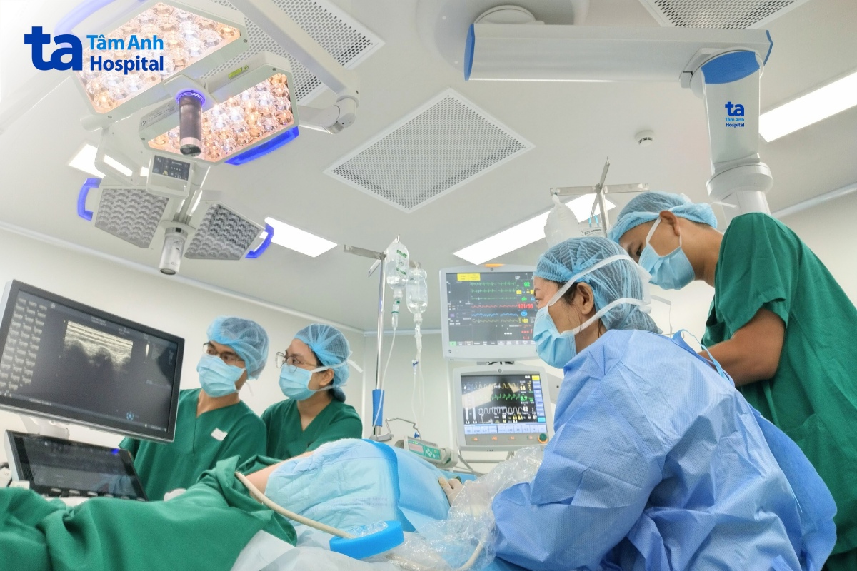 Sự phối hợp nhịp nhàng và quyết đoán của ekip y tế trong những giây phút “vàng” cấp cứu là chìa khóa cho những cuộc hồi sinh ngoạn mục