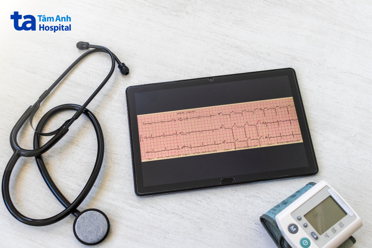 hình ảnh thiết bị y tế gồm ống nghe, máy đo huyết áp và màn hình hiển thị điện tâm đồ