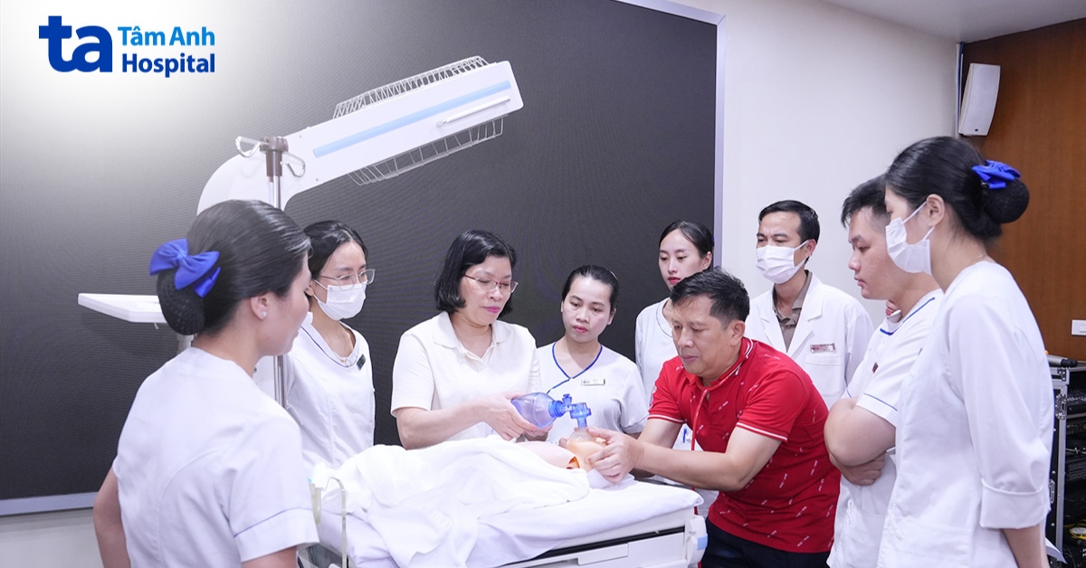 Học viên được các bác sĩ Khoa Sơ sinh giàu kinh nghiệm trực tiếp giảng dạy