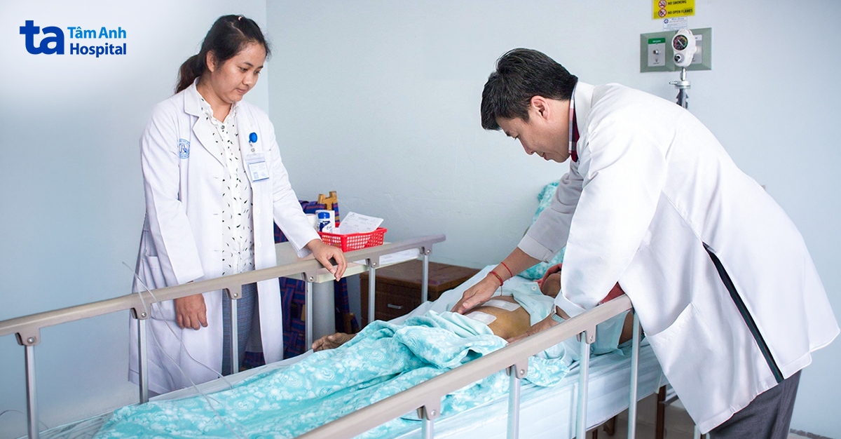 Năm 2016, bác sĩ Tùng nhận nhiệm vụ Giám đốc Bệnh viện Chợ Rẫy Phnom Penh, góp công lớn trong việc ổn định bộ máy, mở rộng kỹ thuật và nhận được sự tin tưởng, yêu mến của người dân Campuchia.