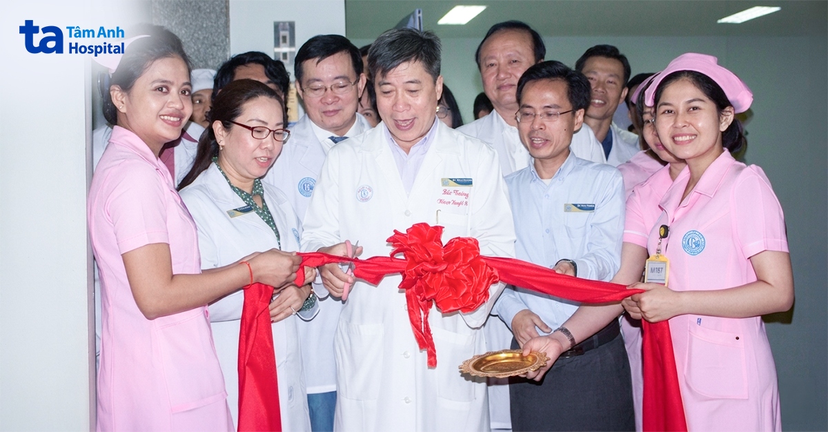 Bác sĩ Tùng cắt băng khánh thành Đơn vị Lọc thận đầu tiên tại Bệnh viện Chợ Rẫy Phnom Penh.