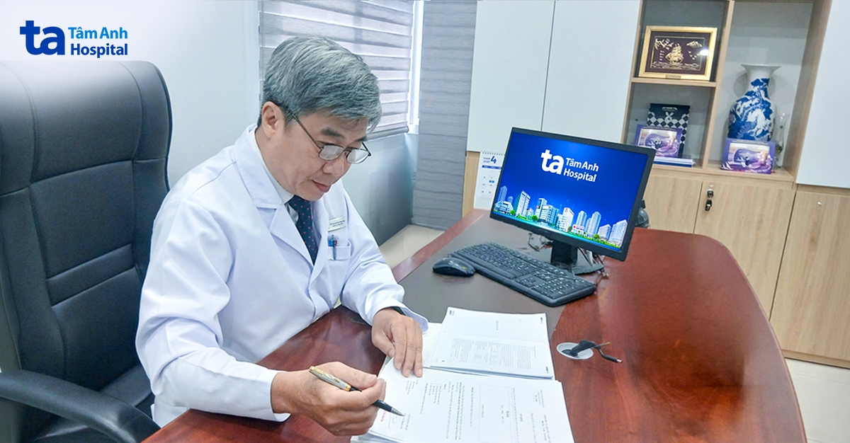 TS.BS Trần Thanh Tùng tận dụng nền tảng kỹ thuật hiện đại để thực hiện cá thể hóa điều trị, giúp tối ưu cơ hội phục hồi cho từng bệnh nhân.