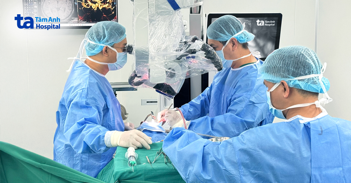 Kẹp túi phình mạch não cứu người đột quỵ